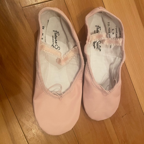 Capezio Ballet Slippers-- 5 5.5 6 or 6.5 Adult New in Pkg - Picture 2 of 3